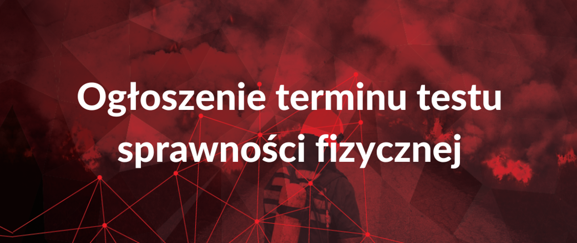 Zdjęcie przestawia napis w kolorze białym o treści "Ogłoszenie terminu testu sprawności fizycznej". W tle postać strażaka przed którym widać palącą się trawę.