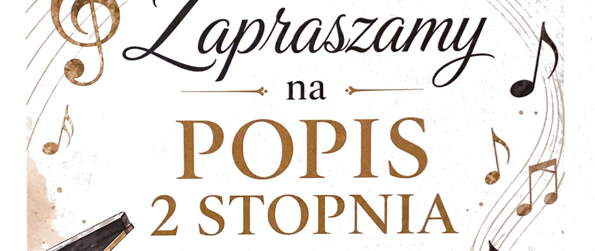 Plakat zaprasza na wydarzenie muzyczne i przedstawia elegancką grafikę z motywami klasycznymi na jasnym, beżowo-białym tle z delikatnymi, złotawymi plamami i nutami. W lewym dolnym rogu widoczny jest czarno-biały fortepian narysowany ekspresyjną kreską, a w prawym dolnym rogu znajduje się realistycznie ukazane, brązowe skrzypce. Górną część plakatu zdobi duży, złoty klucz wiolinowy oraz pięciolinia, z której ulatują czarne i złote nuty. W centralnej części umieszczono napisy w kolorze ciemnobrązowym i złotym o różnej wielkości i stylach czcionek, układające się w tekst: „Zapraszamy na POPIS 2 STOPNIA który odbędzie się 17.06.2026 r. w AULI PSM I i II st. W Zamościu o godz. 16:00”