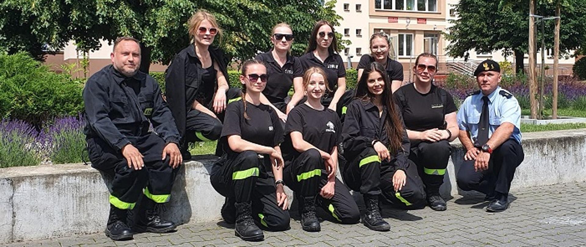Zwycięska drużyna kobieca OSP Suraż razem z opiekunem z ramienia Komendy Miejskiej PSP w Białymstoku – mł. kpt. Arturem Grzybowskim