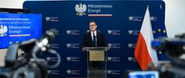 Minister Energii Miłosz Motyka przemawia podczas konferencji prasowej.