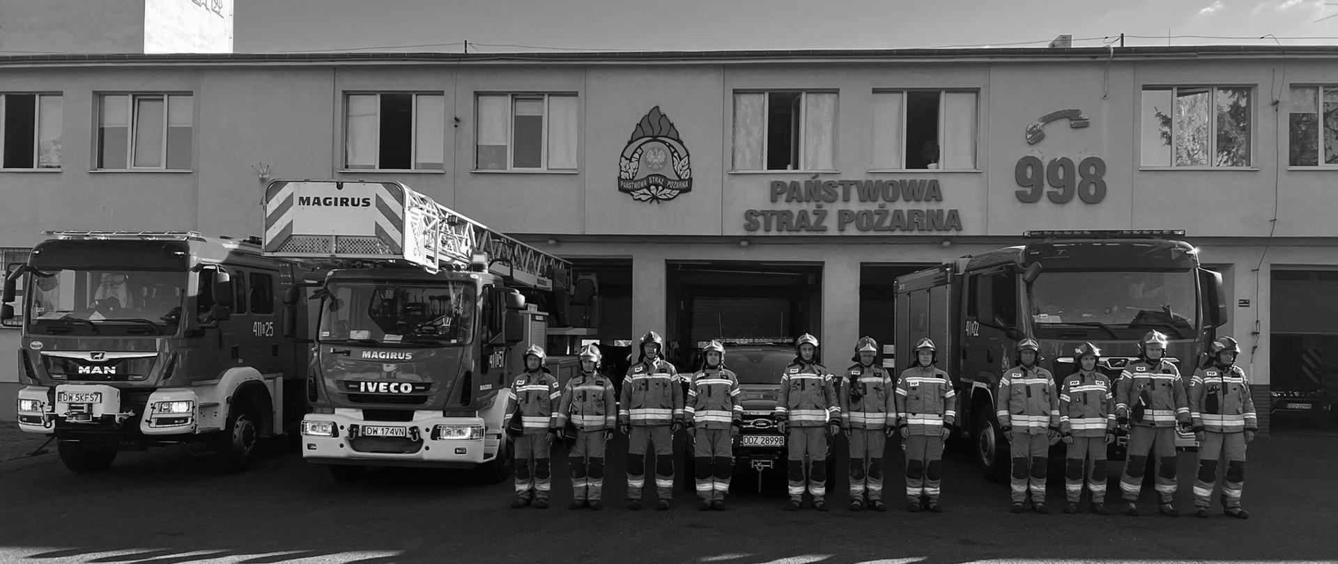 Uczczenie minutą ciszy pamięci strażaka zmarłego w wypadku