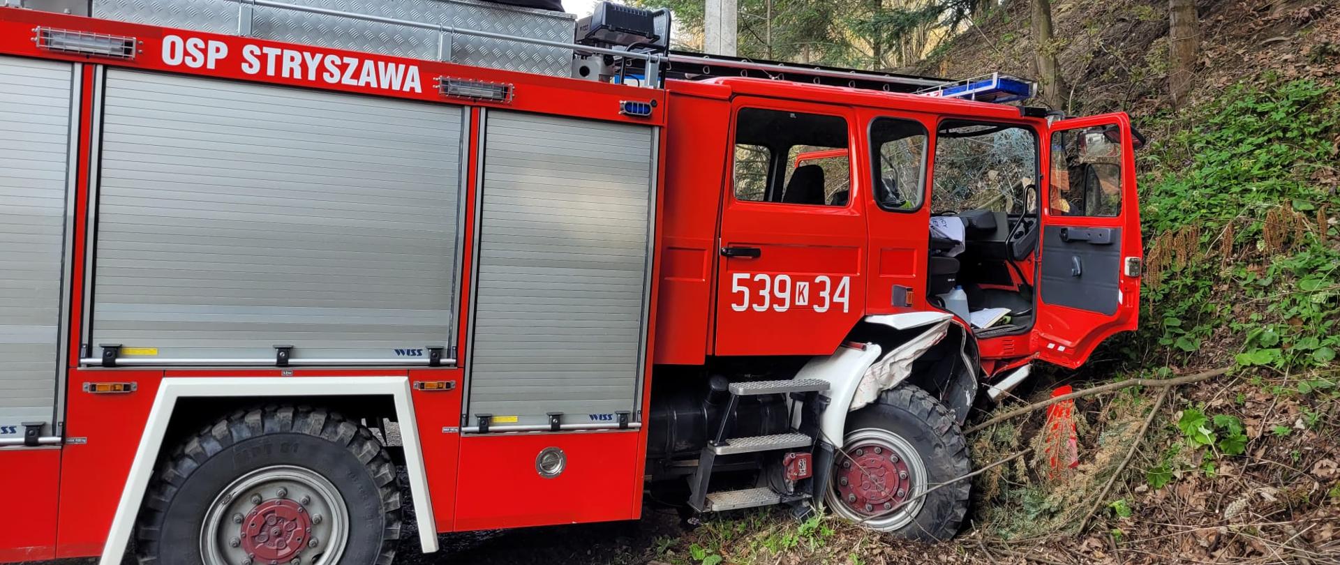 Zdjęcie przedstawia uszkodzenia samochodu pożarniczego GBA po kolizji. 