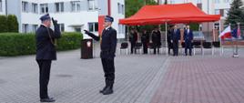 Na zdjęciu Dowódca Uroczystości składa meldunek łódzkiemu komendantowi wojewódzkiemu PSP. W tle budynek Komendy Powiatowej PSP w Łowiczu. Obok pod namiotem strażackim stoją zaproszeni przedstawiciele władz powiatowych oraz członkowie OSP