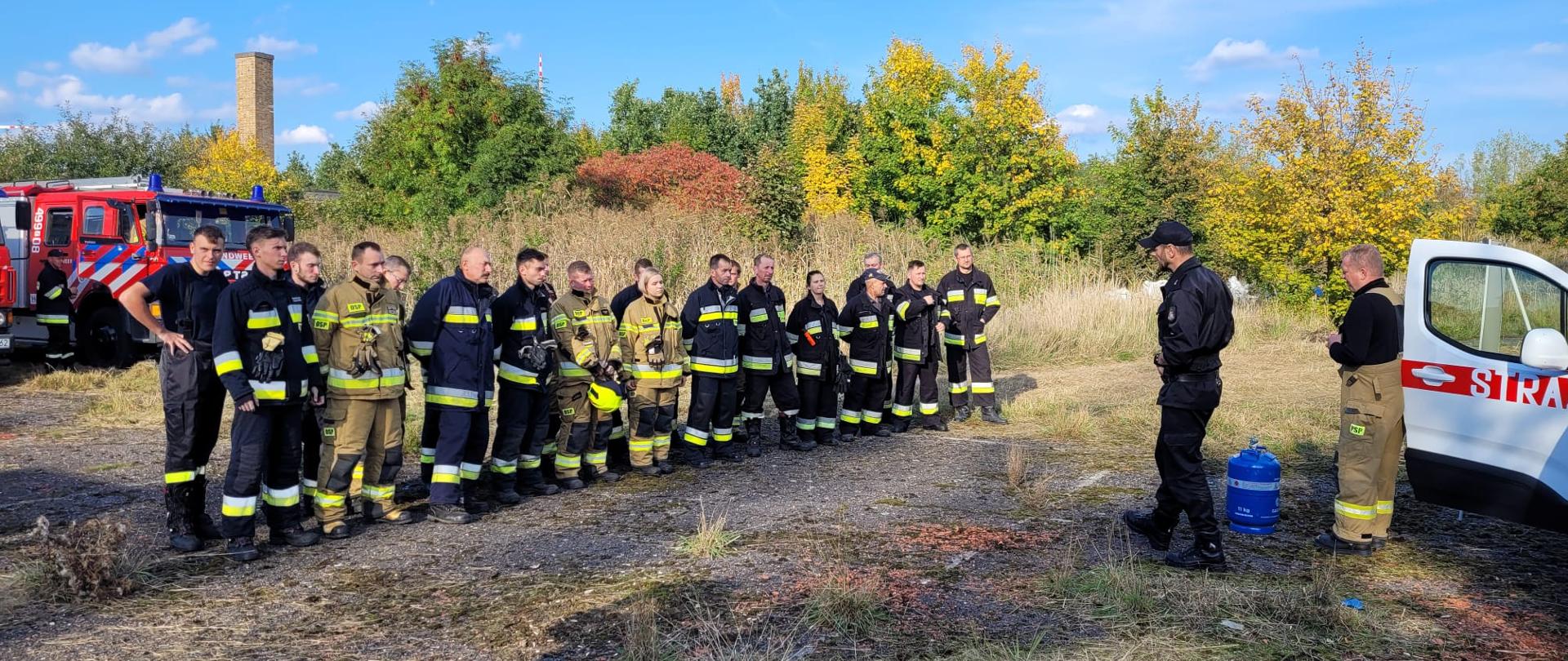 Zdjęcie przedstawia strażaków biorących udział w ćwiczeniach gminnych.