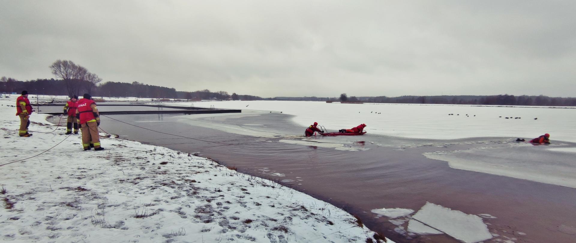 Na zdjęciu strażacy nad siedleckim Zalewem ćwiczący na wypadek ratowania osób tonących po załamaniu się tafli lodowej.