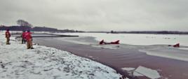 Na zdjęciu strażacy nad siedleckim Zalewem ćwiczący na wypadek ratowania osób tonących po załamaniu się tafli lodowej.