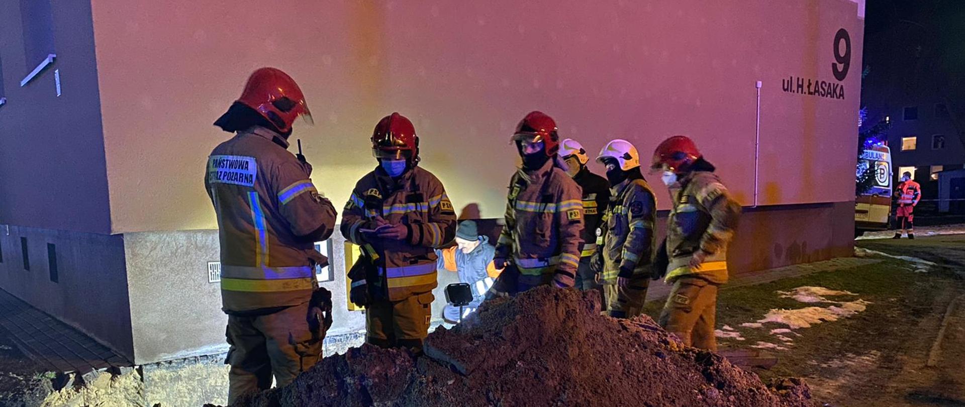 Zadysponowane na miejsce zdarzenia trzy zastępy Państwowej Straży Pożarnej oraz jeden zastęp Ochotniczej Straży Pożarnej oraz grupę operacyjną z Komendy Powiatowej PSP w Lęborku. Na zdjęciu strażacy prowadzący działania i pracownicy Pogotowia Gazowego. 