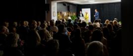 Uczestnicy jubileuszu 80-lecia Powiatowej Biblioteki Publicznej w Sieradzu. 