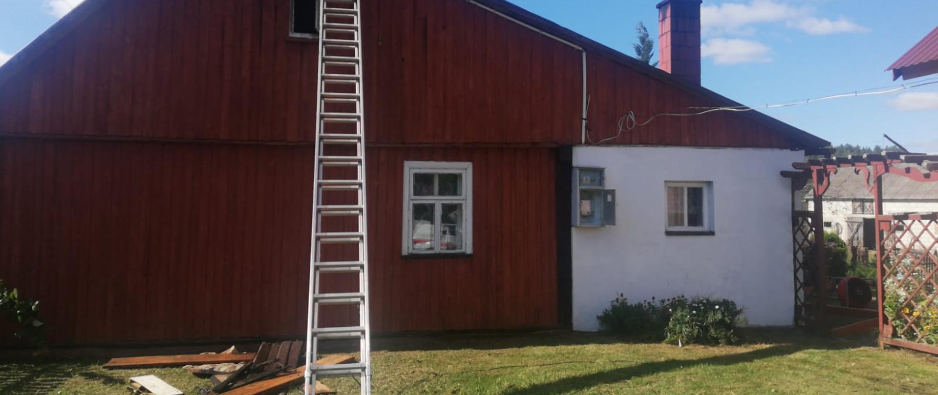 Na zdjęciu widoczny budynek mieszkalny podczas prowadzonych działań ratowniczo - gaśniczych