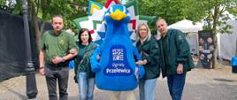 Inspektorzy IJHARS z maskotką Ogrodów Przelewice pozują do zdjęcia