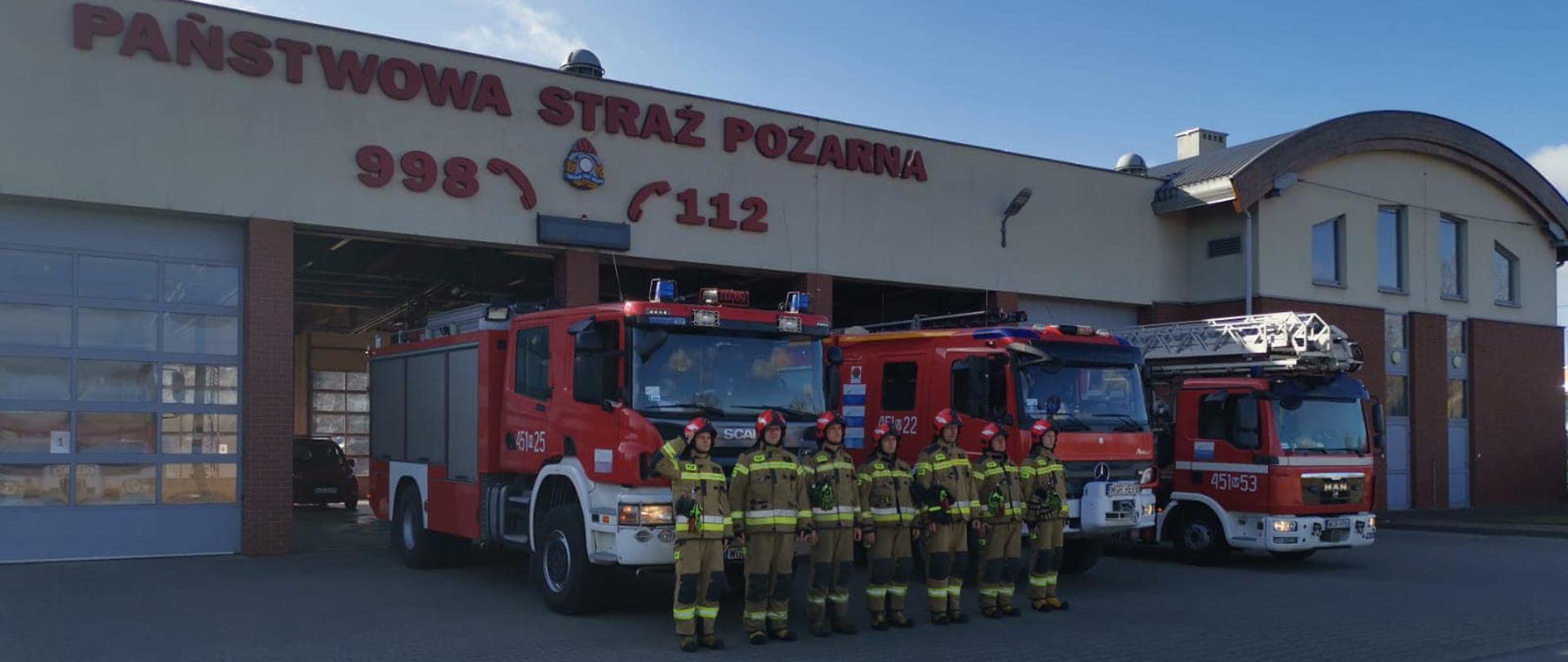 Hołd dla ofiar katastrofy smoleńskiej w postaci zbiórki zmiany służbowej przed garażami w ubraniach specjalnych.