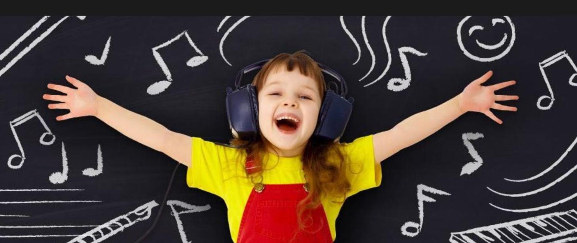 Dziecko w żółtek koszulce, czerwonych ogrodniczkach i słuchawkach na głowie. Ciemne tło z nutami