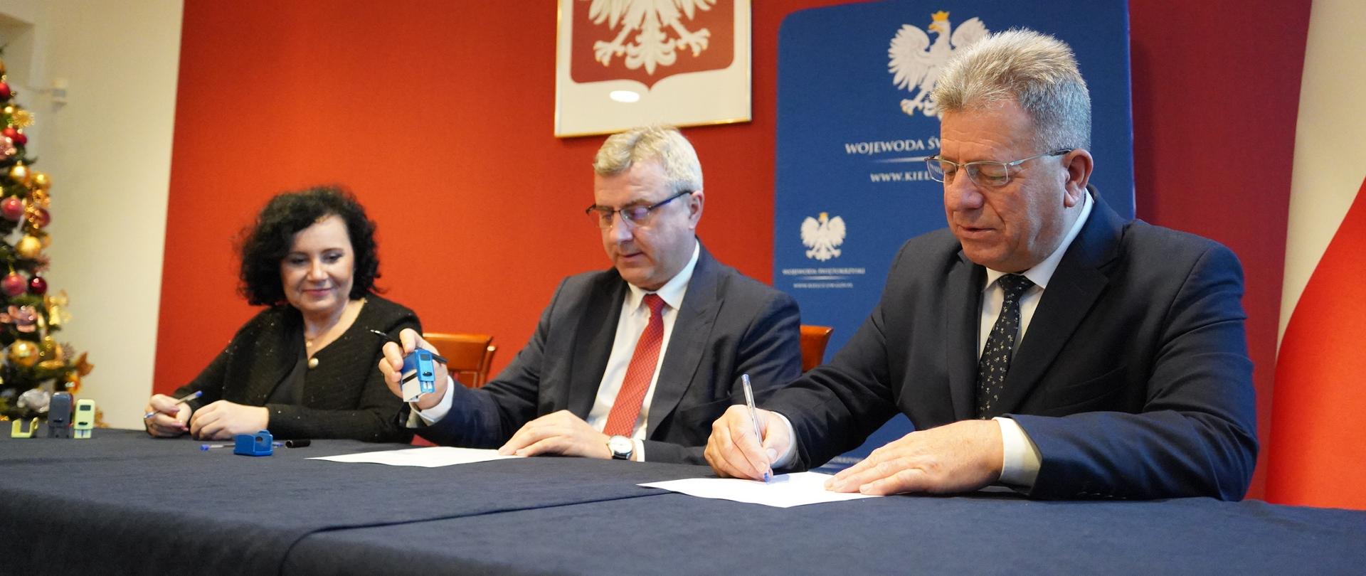 Podpisanie umów z samorządami.