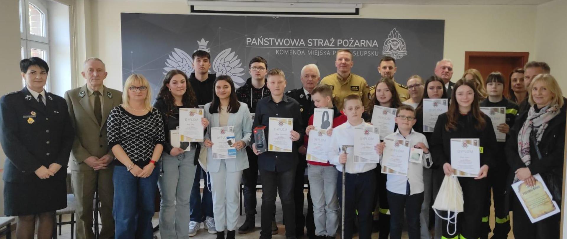 Zdjęcie przedstawia uczestników konkursu.