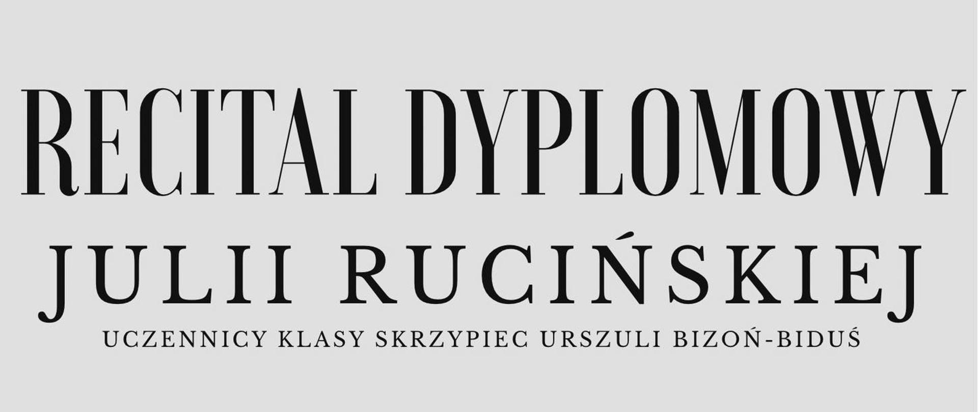Plakat z wydarzeniem - Recital Dyplomowy Julii Rucińskiej uczennicy klasy skrzypiec Pani Urszuli Bizoń - Biduś, który odbędzie się 24 kwietnia 2025r. o godz. 18:00 w auli ZPSM w Dębicy; tło plakatu szare na dole plakatu umieszczono zdjęcie dyplomantki, która trzyma skrzypce, napisy czarne data, godzina i miejsce występu umieszczone zostało nad smyczkiem 