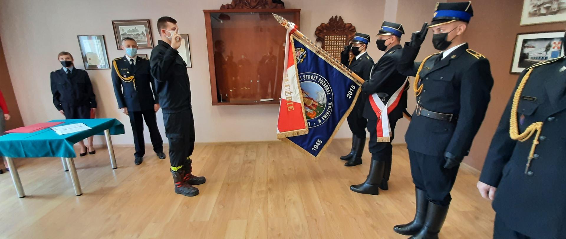 Strażacy w sali konferencyjnej KP PSP Kwidzyn podczas apelu z okazji Narodowego Święta Niepodległości 