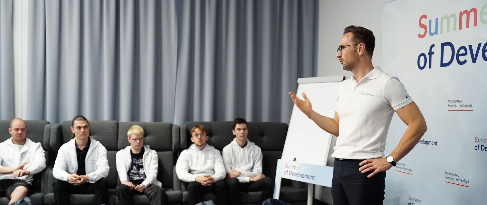 Minister Waldemar Buda z uczestnikami programu Summer of Development 2023