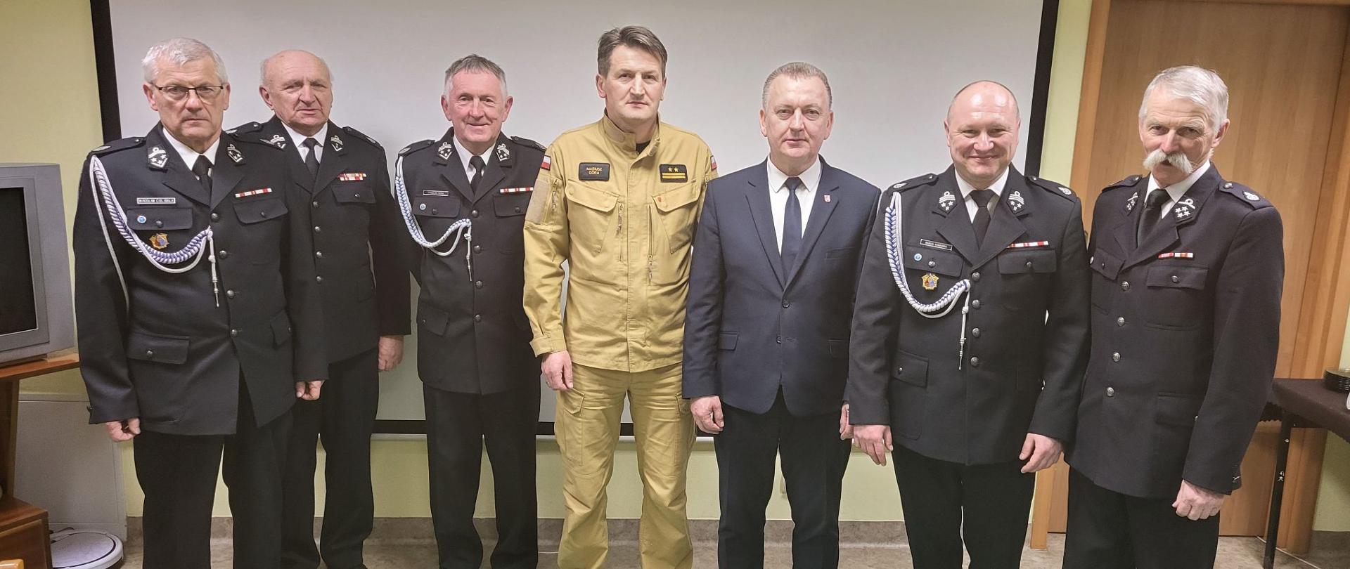 Zdjęcie przedstawia gości i organizatorów walnego spotkania sprawozdawczego Ochotniczej Straży Pożarnej w Wolicy.