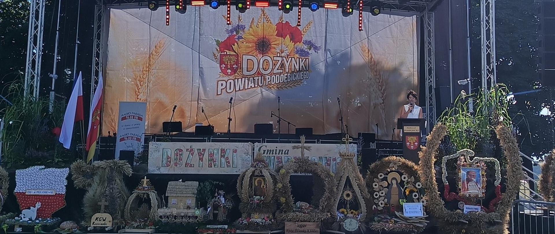 Scena dożynek z wieńcami dożynkowymi