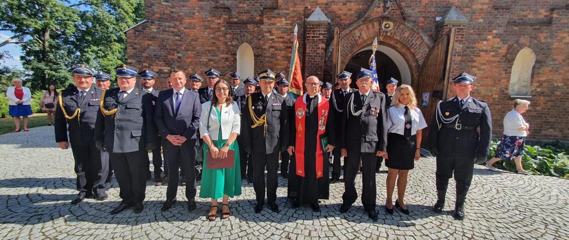 Przekazanie lekkiego samochodu ratowniczo-gaśniczego dla Ochotniczej Straży Pożarnej w Postróżu