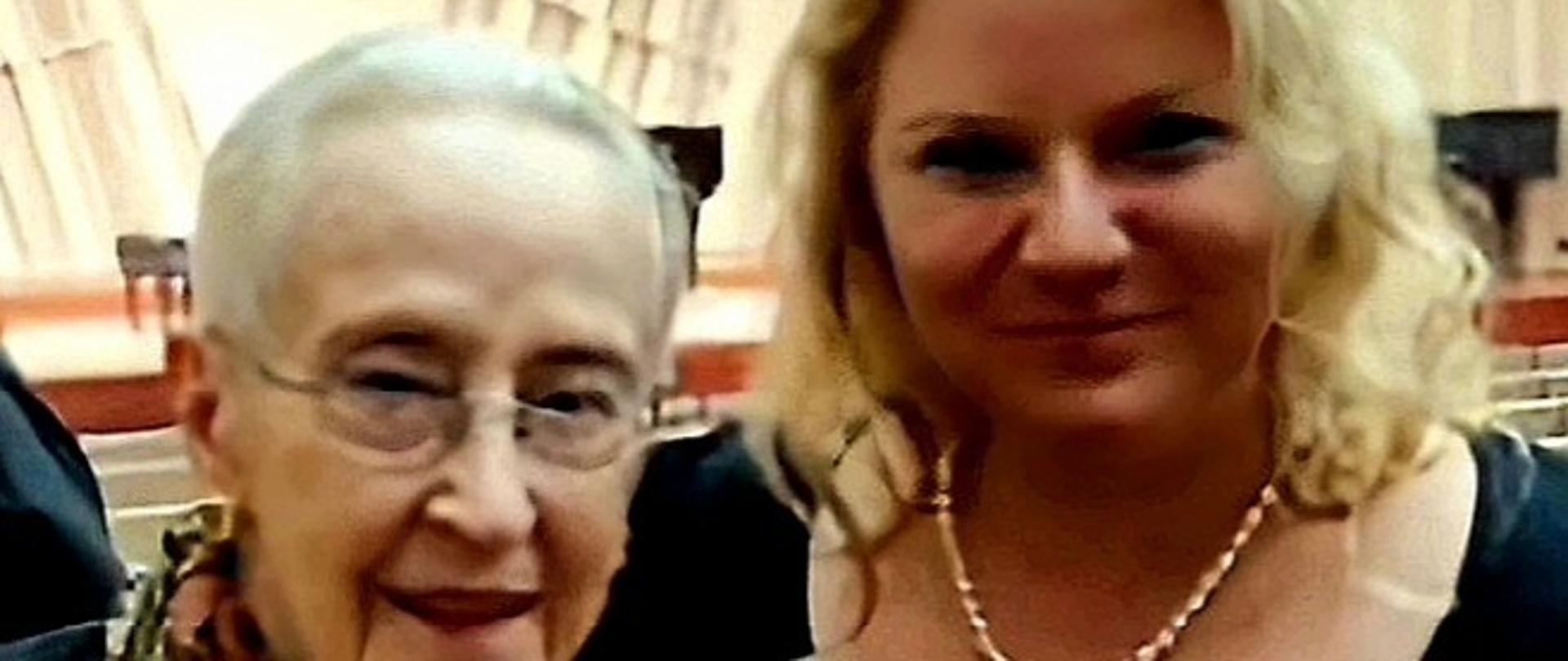 na zdjęciu po prawej stronie dyrektor szkoły muzycznej po lewej starsza Pani w okularach Ewa Rubinstein