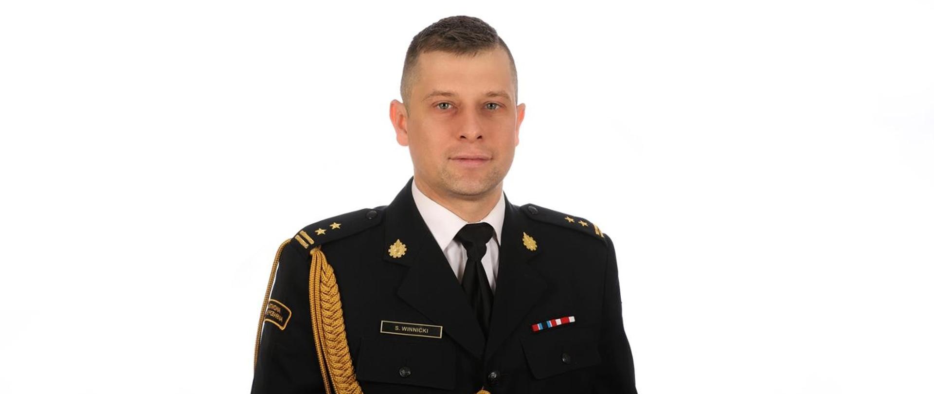 Zdjęcie przedstawia Zastępcę Komendanta Powiatowego bryg. Szymona Winnickiego w umundurowaniu. 
