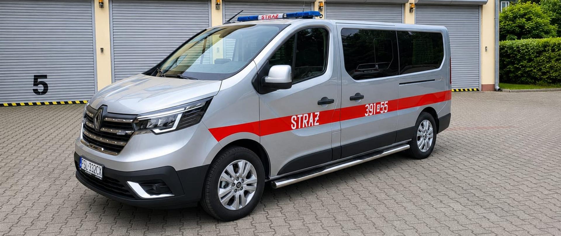 Samochód osobowy typu bus na placu komendy.