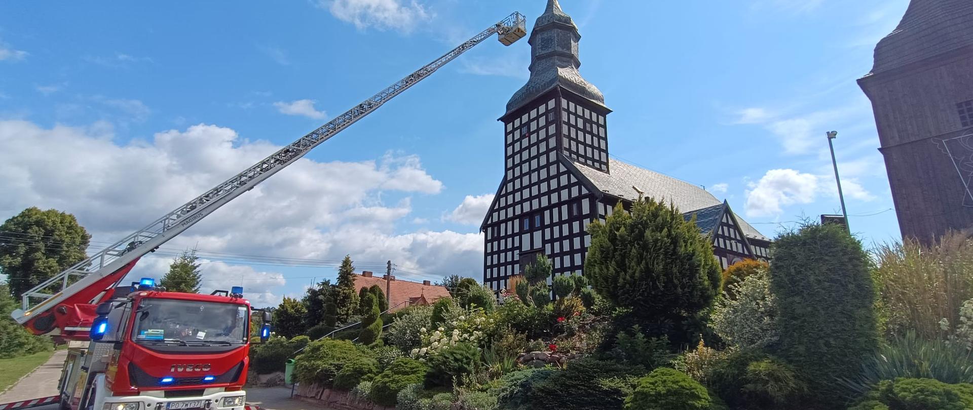 samochód strażacki kosciół, zieleń, 