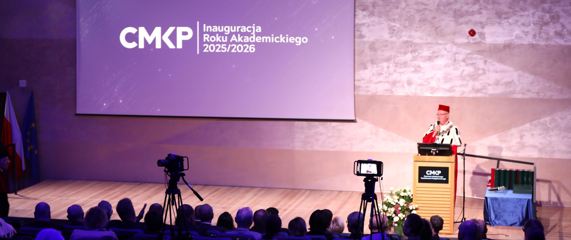 Na zdjęciu widać kobiety i mężczyzn