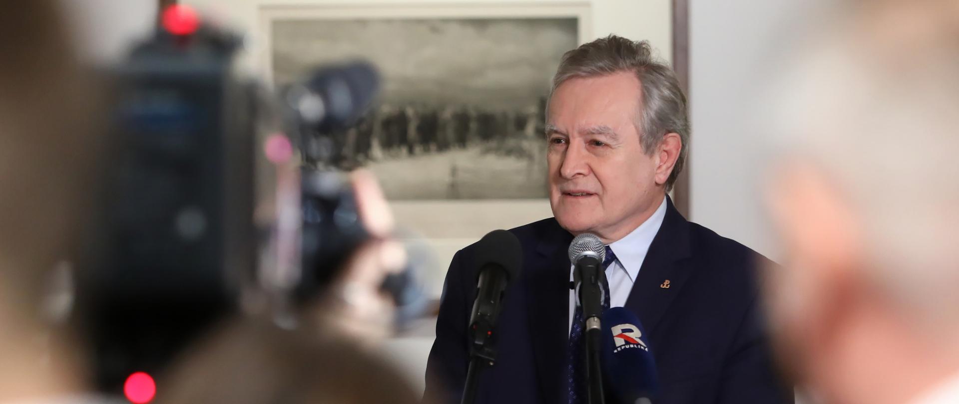 Warszawa, 12.01.2023. Wicepremier, minister kultury i dziedzictwa narodowego Piotr Gliński podczas otwarcia zorganizowanej z okazji 160. rocznicy powstania styczniowego wystawy pt. "Powstanie styczniowe. Droga do niepodleg³oci" w Kordegardzie - Galerii Narodowego Centrum Kultury w Warszawie, 12 bm. Na ekspozycji zaprezentowano rysunki, grafiki i akwarele m.in. Micha³a Elwiro Andriollego, Józefa Che³moñskiego, Maksymiliana Gierymskiego oraz Artura Grottgera. (amb) PAP/Rafa³ Guz
