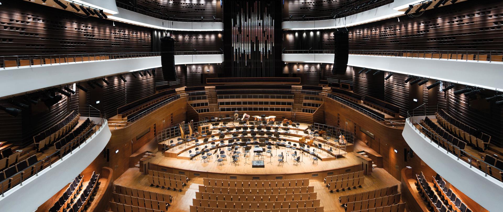 Zdjęcie przedstawiające salę koncertową Narodowego Forum Muzyki we Wrocławiu.