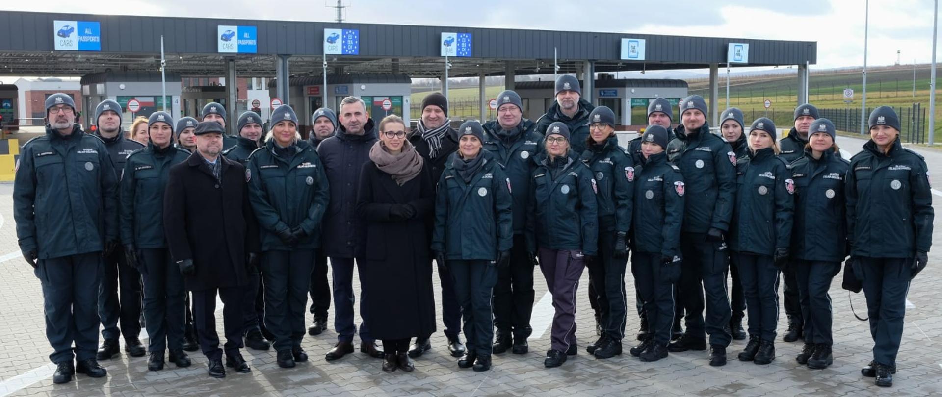 Szef KAS Marcin Łoboda,, zastępca Szefa KAS Małgorzata Krok oraz funkcjonariusze Służby Celno-Skarbowej na nowym przejściu granicznym Malhowice-Niżankowice