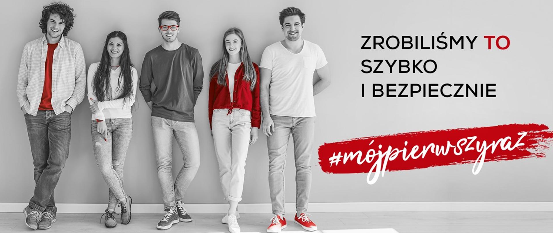 Zdjęcie przedstawiające młodych ludzi opartych o ścianę