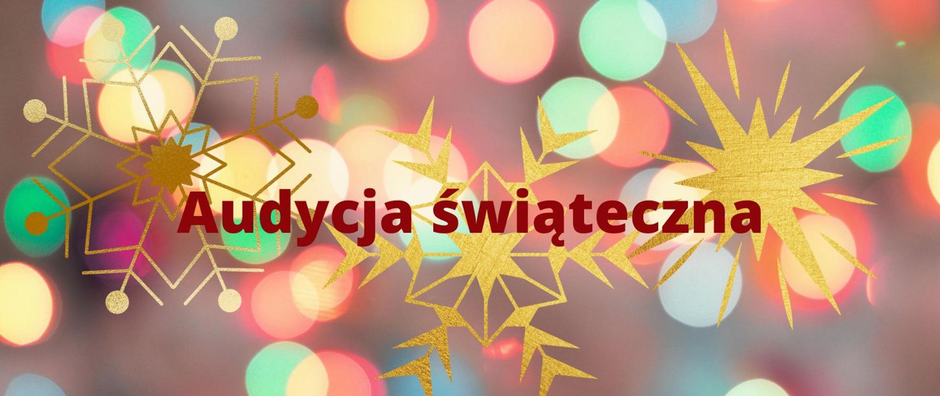 grafika - ciemnoczerwony napis "Audycja świąteczna", na tle rozmytych światełek choinkowych i trzech płatków śniegu w kolorze złotym