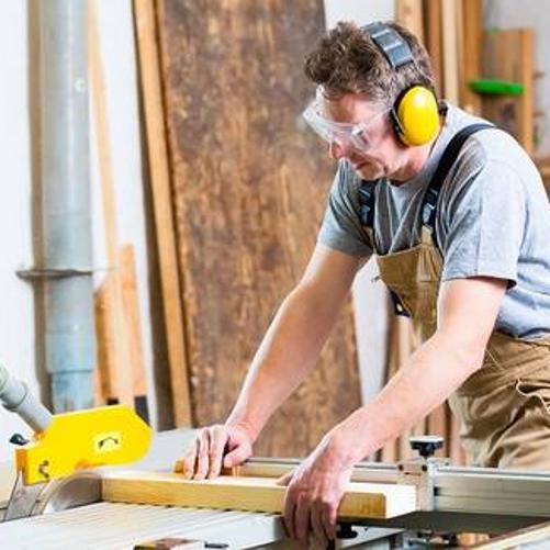 Robotnik przy pile tarczowej