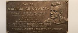 Zdjęcie przedstawiające tablicę Pamiątkową ku pamięci Macieją Ciunowicza. Tablica wykonana z materiału imtującego brąz.