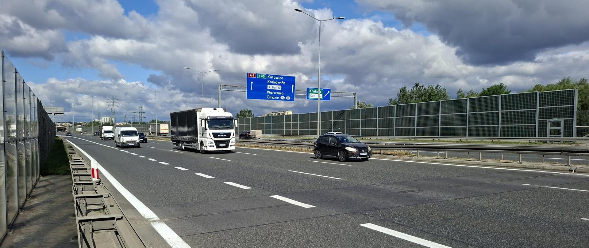 Autostrada A4, część obwodnicy Krakowa, na jezdni 4 pasy ruchu, nad jezdnią tablice ze wskazanymi miejscowościami kierunkowymi