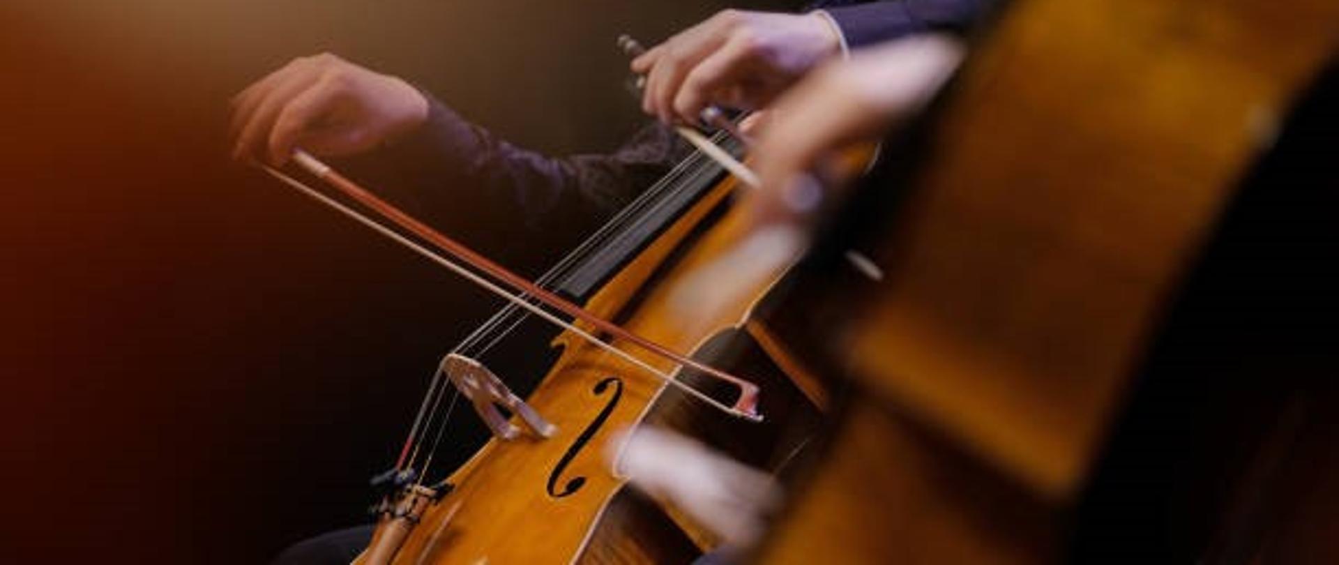 gra na wiolonczeli 
