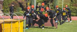 Na zdjęciu widać uczestników Zawodów pożarniczych w umundurowaniu strażackim. 