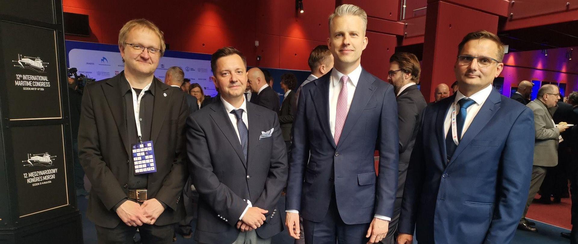 Prezes Wód Polskich Mateusz Balcerowicz na 12. Kongresie Morskim. Na zdjęciu również wiceminister infrastruktury Arkadiusz Marchewka, dyrektor IMGW-PIB Robert Czerniawski, dyrektor RZGW w Szczecinie Michał Durka