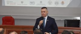 Wicewojewoda Mazowiecki Artur Standowicz przemawia podczas konferencji "Bezpieczeństwo przede wszystkim"