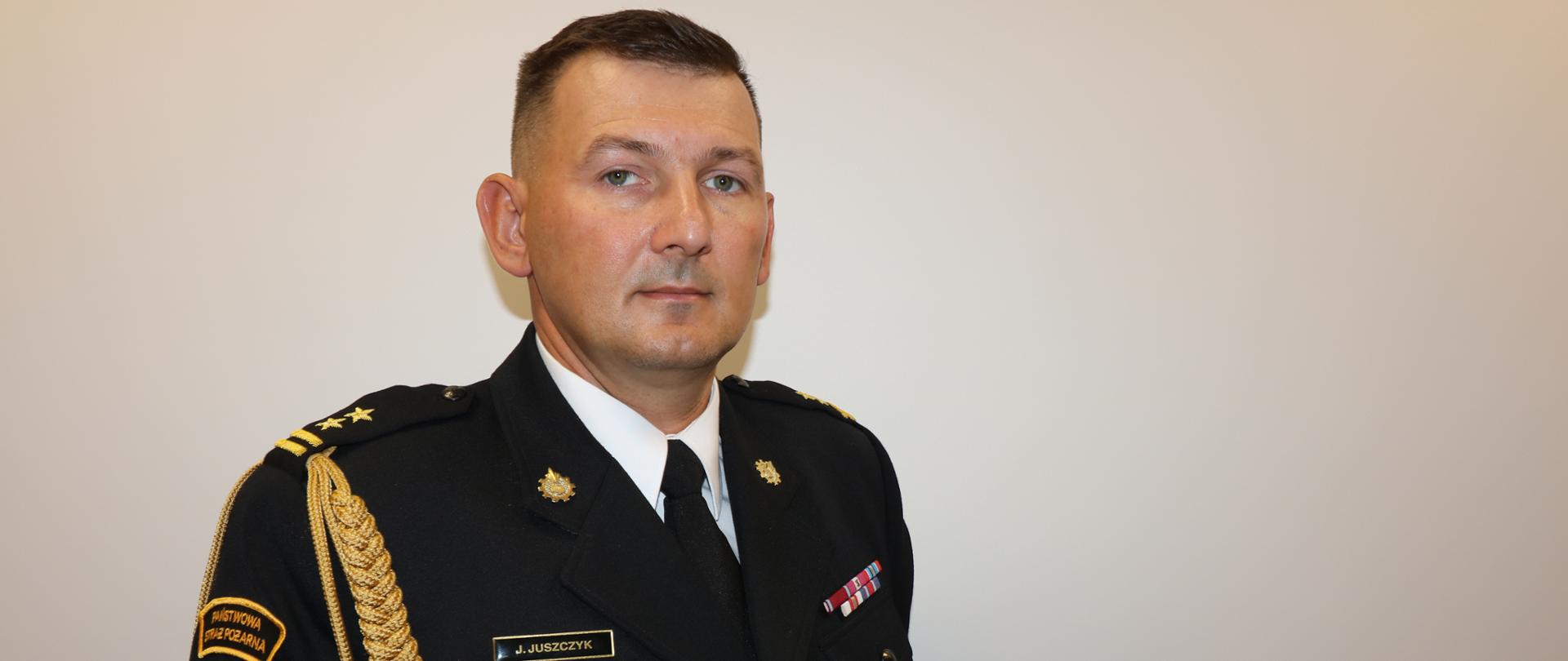 Zdjęcie przedstawia wizerunek Zastępcy Komendanta Powiatowego PSP w Staszowie