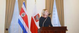 Na zdjęciu Ambasador RP w Meksyku Agnieszka Frydrychowicz-Tekieli przy mównicy. W tle flaga Polski i Kostaryki.
