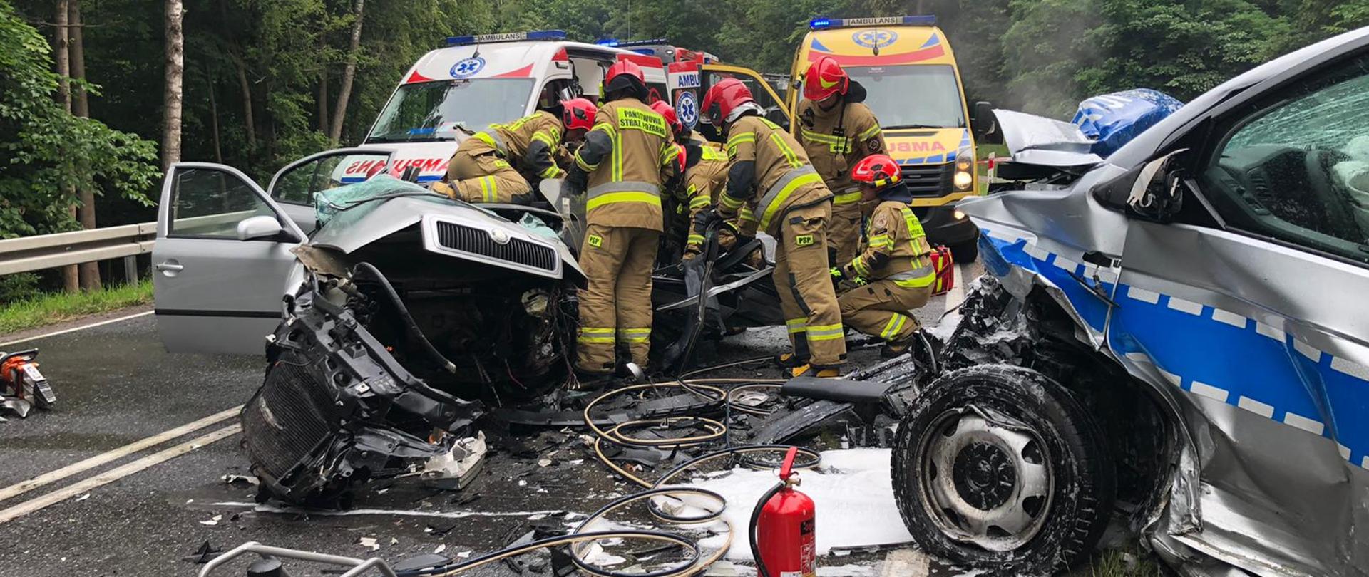 Strażacy udzielają pomocy. 