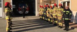 Zdjęcie przedstawia strażaków solidaryzujących się ze strażakami z Ukrainy na apelu