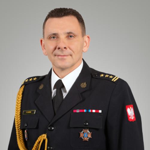 Zastępca Opolskiego Komendanta Wojewódzkiego PSP st. bryg. Piotr DUDEK w mundurze galowym.