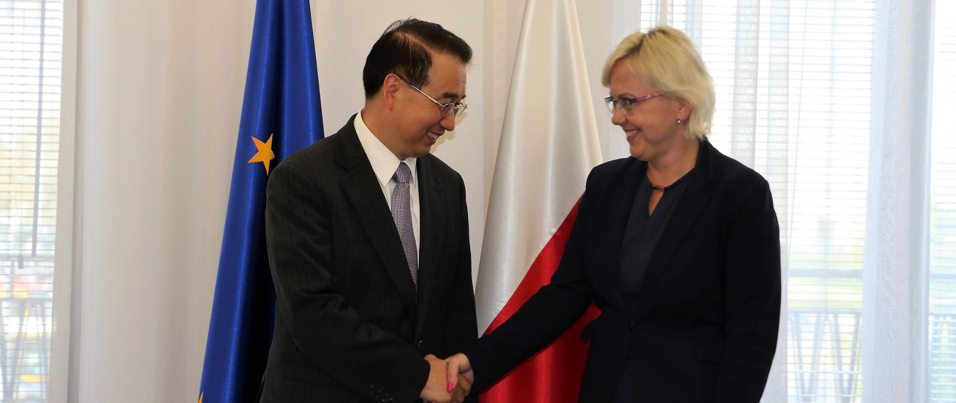 Minister Moskwa wita się z Ambasadorem Chin w Polsce