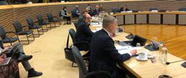 Minister rozwoju i technologii Piotr Nowak siedzi przy stole obrad i przemawia podczas posiedzenia Europejskiego Sojuszu na rzecz Baterii (EBA) w Brukseli