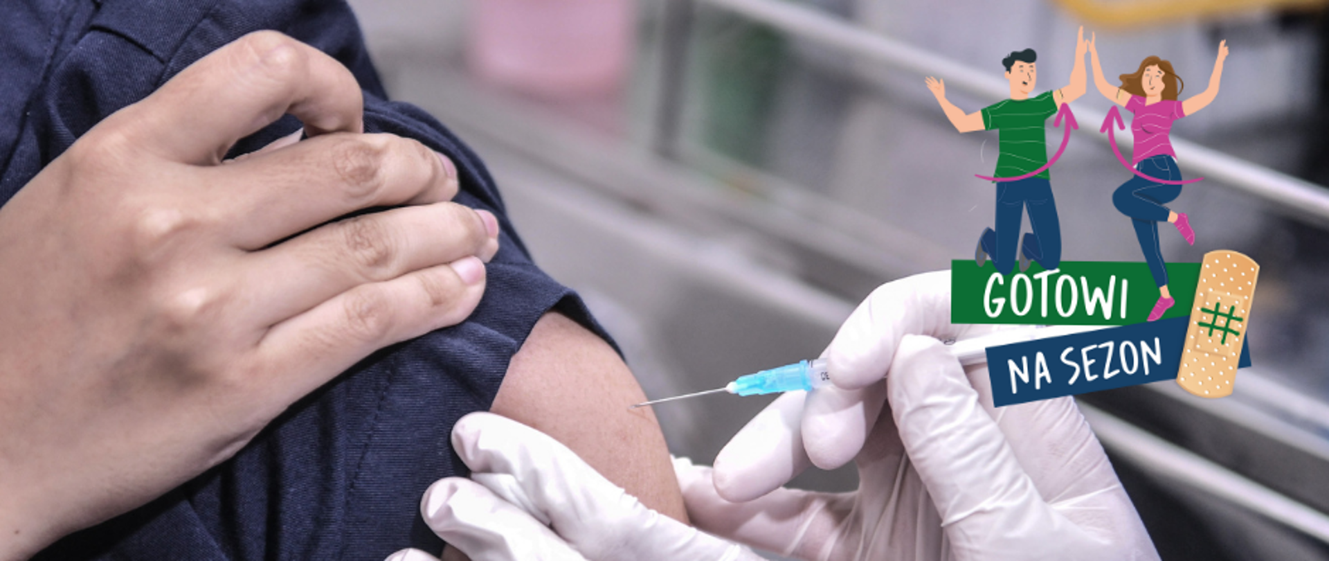 Zdjęcie przedstawia wykonanie szczepienia w ramię. Opis Gotowi na sezon, Pokaż że jesteś #GotowyNaSezon. Eksperci rekomendują jednorazowe szczepienie przeciw grypie, COVID-19 oraz pneumokokom.