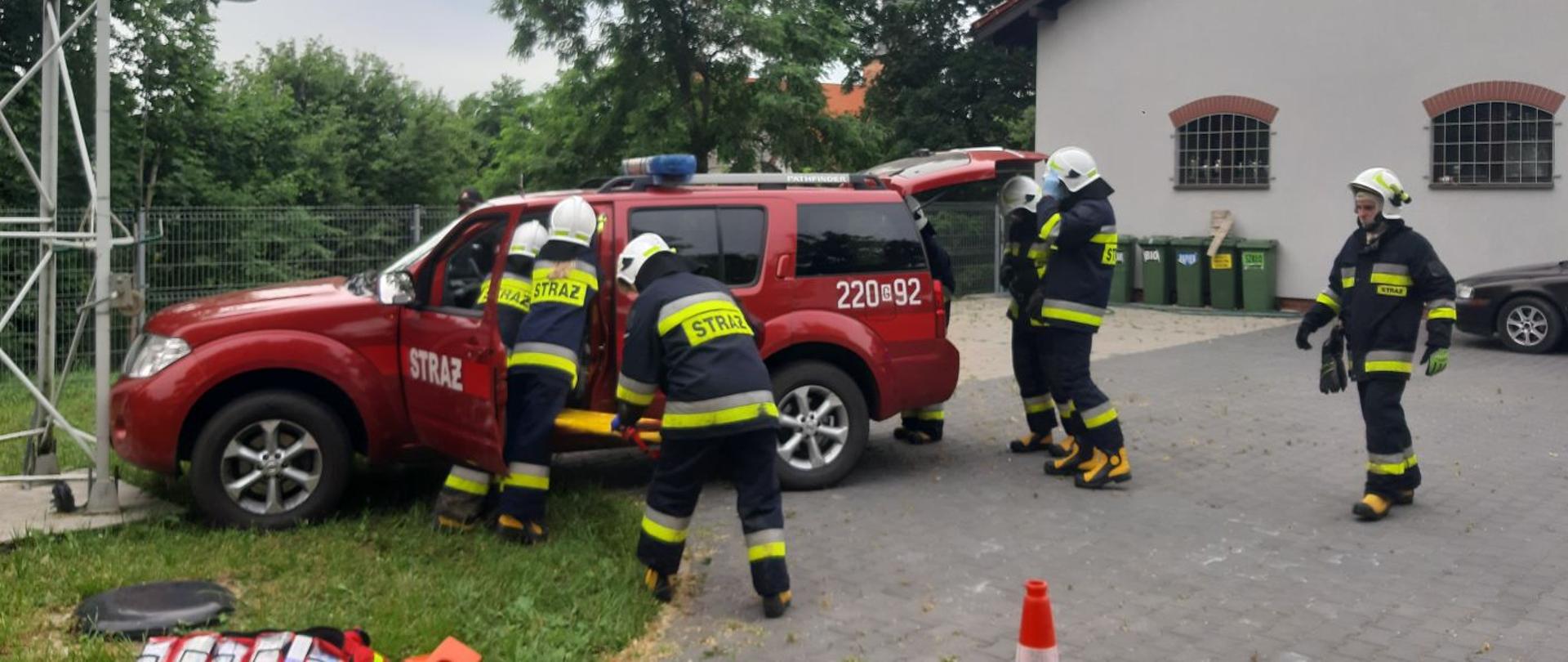 Zdjęcie przedstawia strażaków OSP Klonówka podczas inspekcji